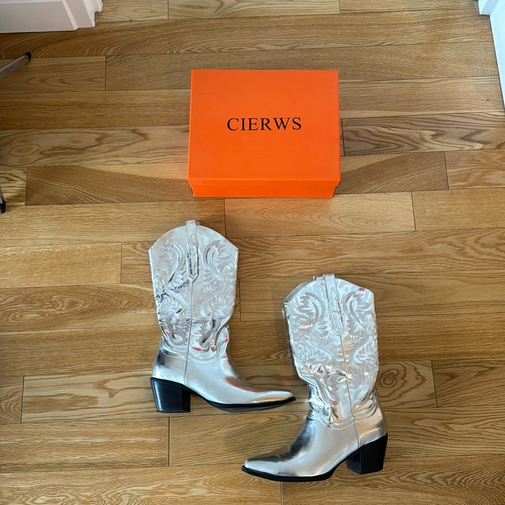 Cierws metallic boots size 9. Worn once.